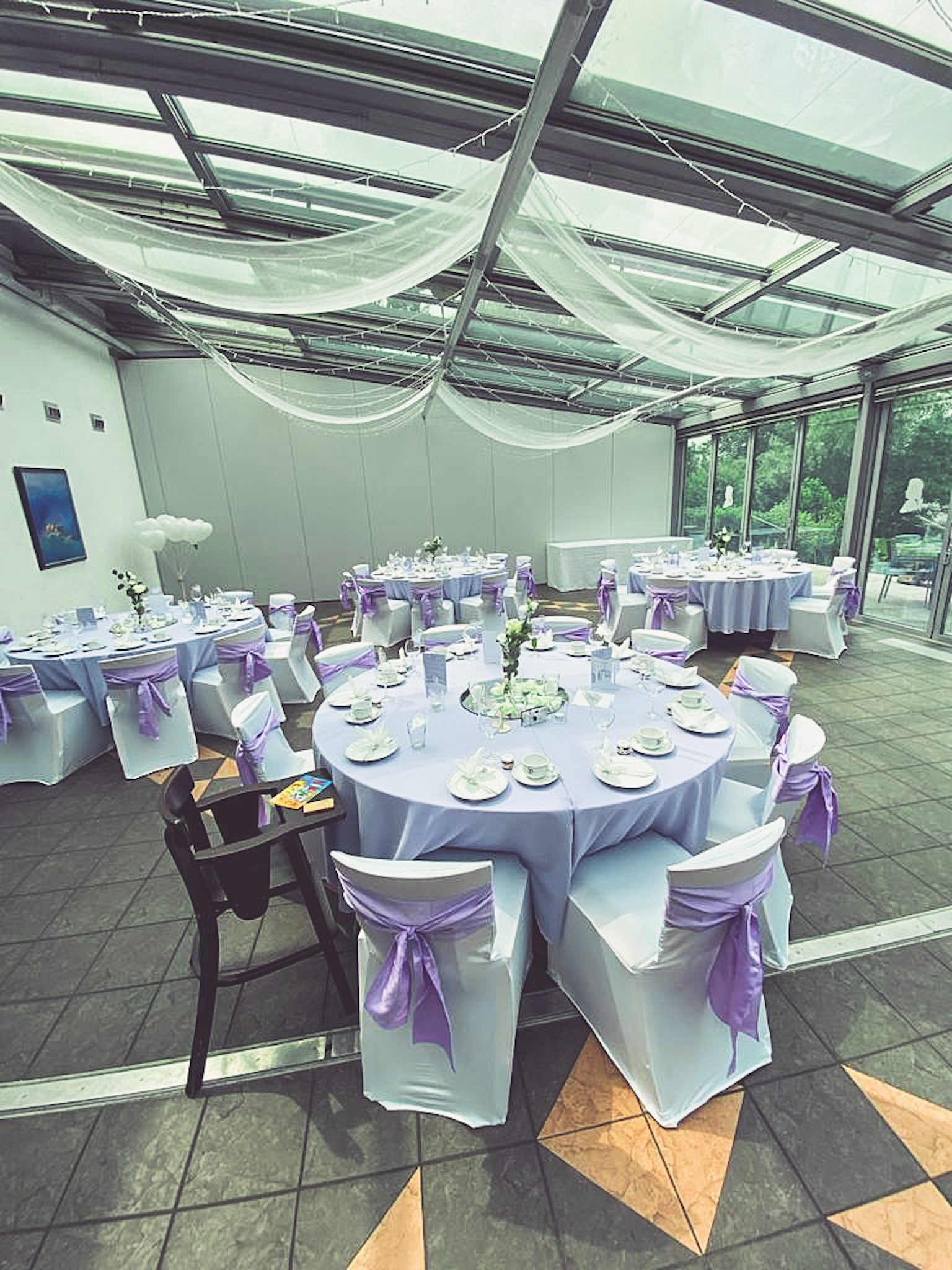 Stuhlhussen Hotel Darstein Altrip Weiße Stuhlhussen im Hotel Darstein in Altrip bei einer Feier – elegante Dekoration für Hochzeiten und besondere Veranstaltungen
