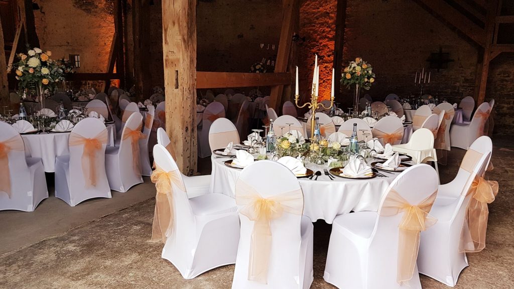 Weiße Stuhlhussen bei einer Hochzeit mit 125 Personen in der Zehntscheune des Schlosses Liebenstein