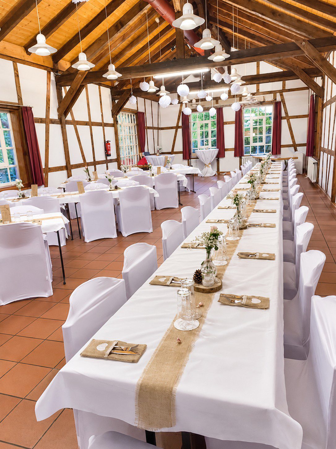 Hochzeit im Bahnhof Deuz in Netphen mit 75 Personen Hochzeit im Bahnhof Deuz Netphen mit weißen Stuhlhussen und Tischdecken