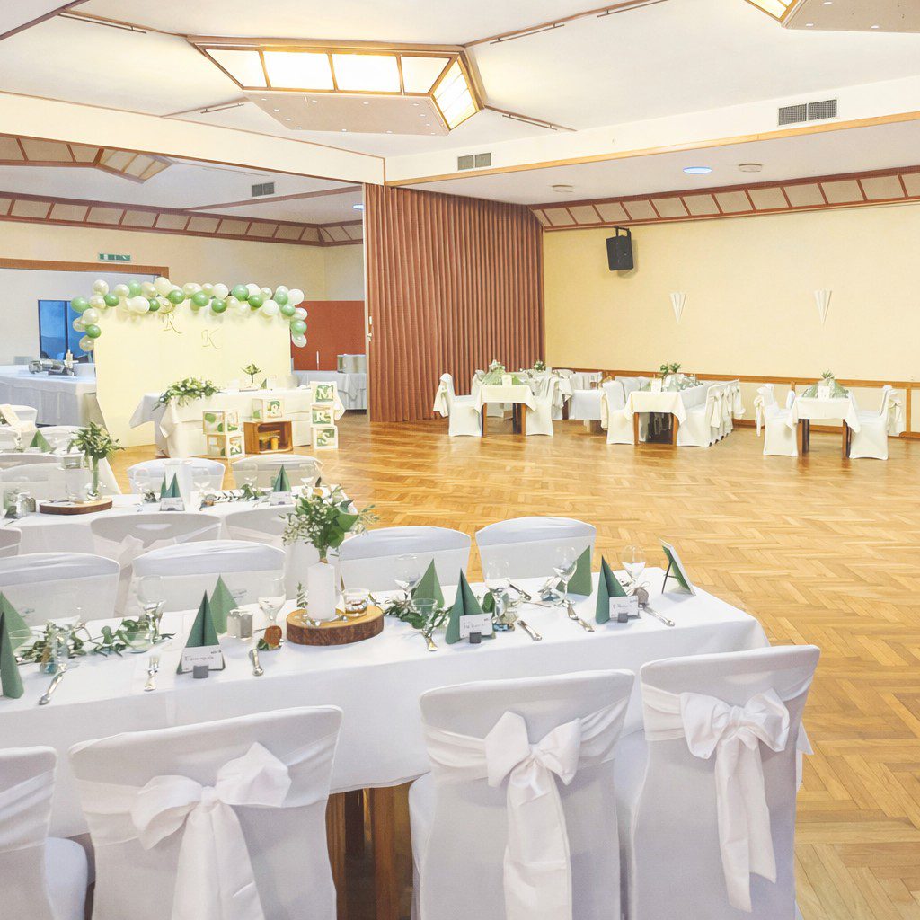 Stuhlhussen im Landgasthof Tarp Weiße Stuhlhussen bei einer Feier im Landgasthof Tarp