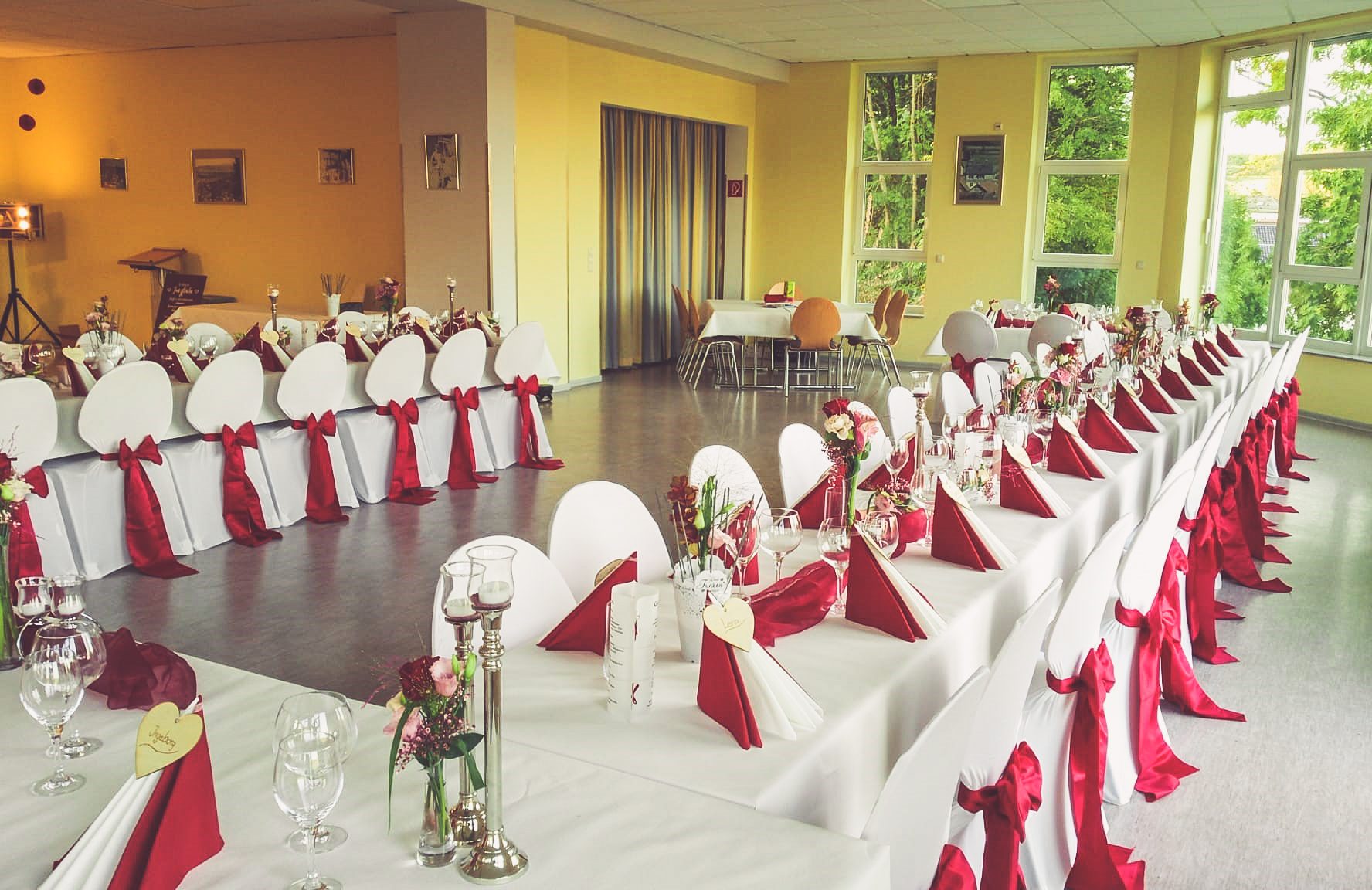 Weiße Stuhlhussen im Bürgerhaus Geiß-Nidda in Nidda bei einer Feier – elegante Dekoration für Hochzeiten und besondere Veranstaltungen