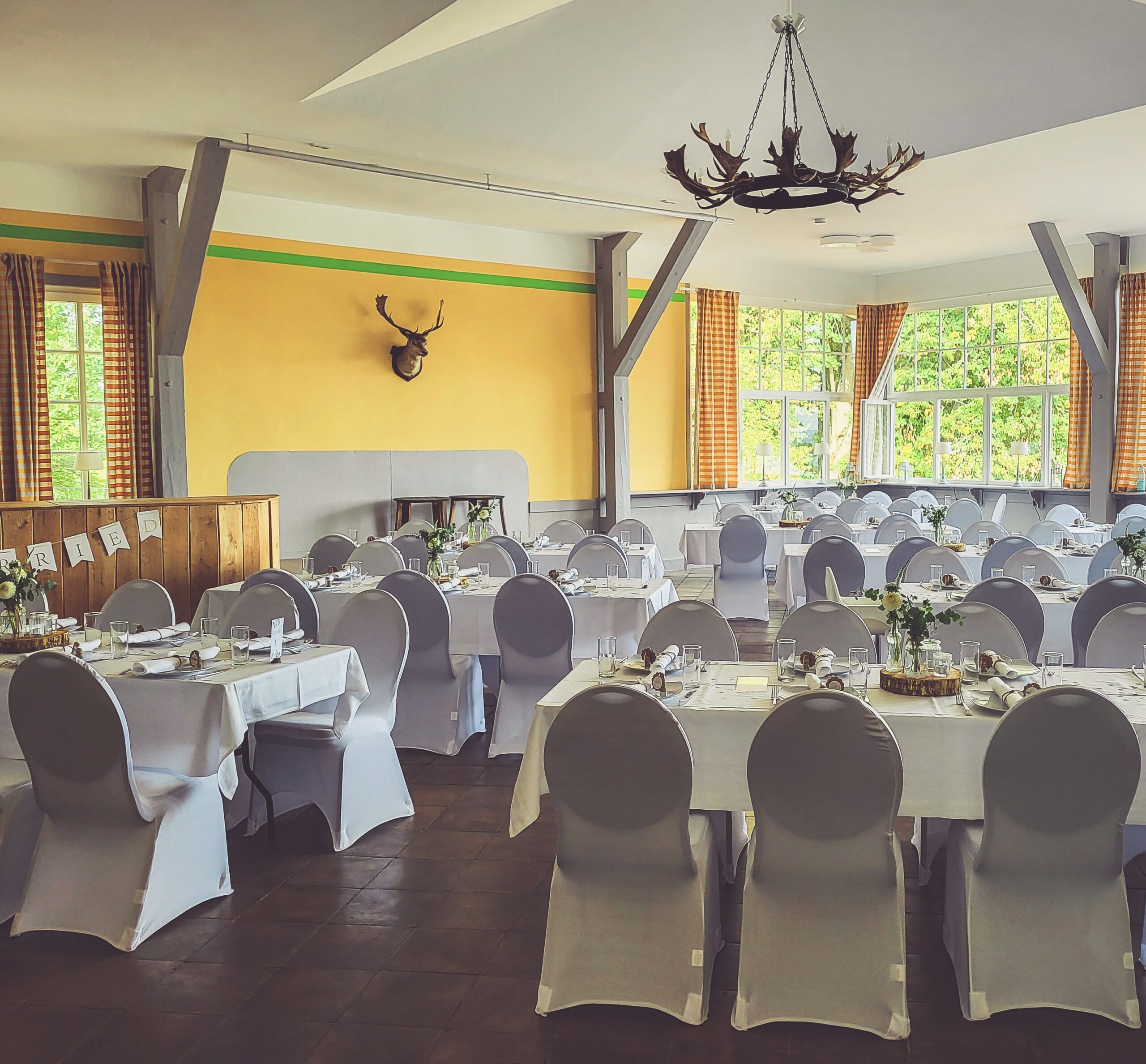 Weiße Stuhlhussen im Café Forsthaus Tiergarten in Braunfels bei einer Feier – elegante Dekoration für Hochzeiten und besondere Veranstaltungen