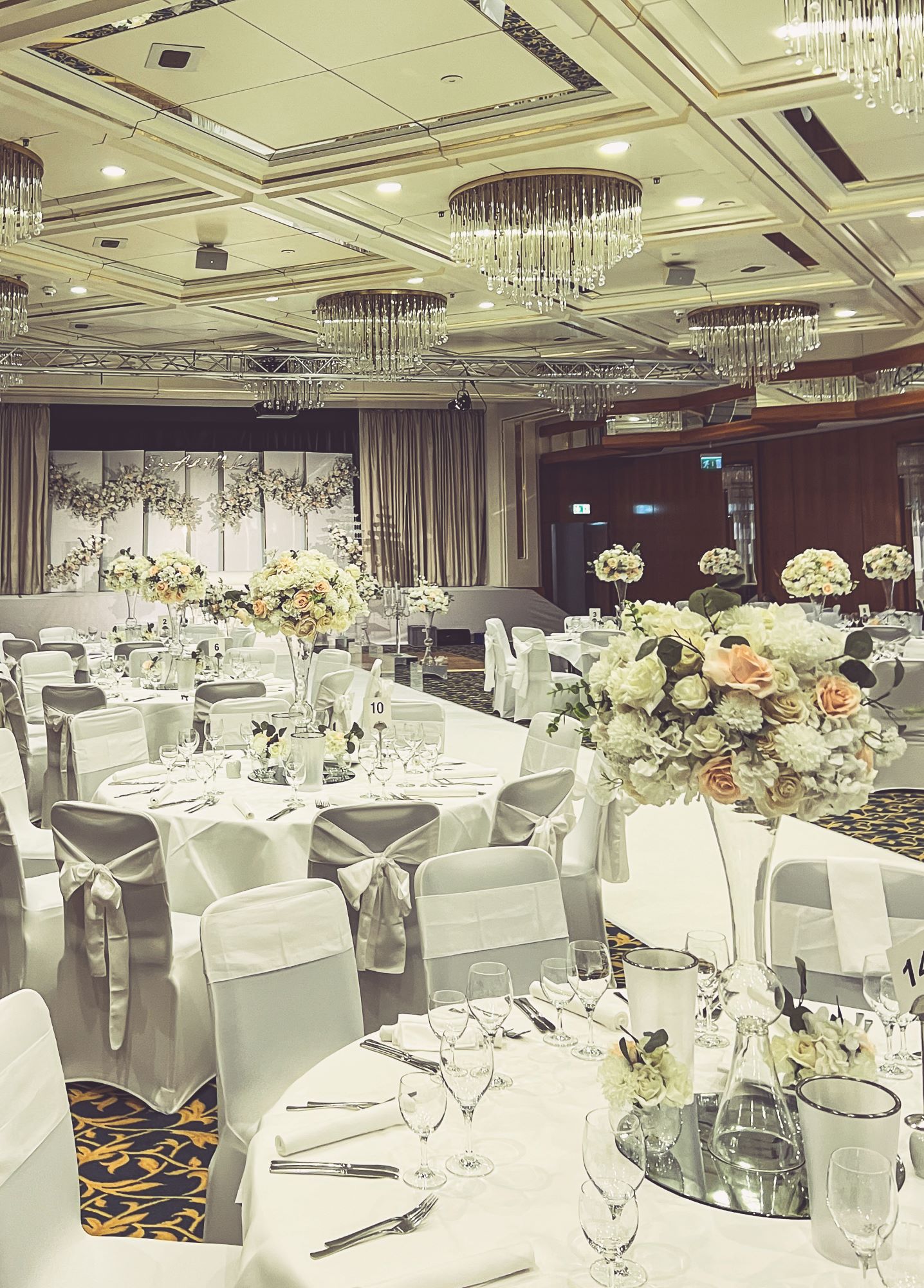 Weiße Stuhlhussen im Maritim Airport Hotel Hannover bei einer Feier – elegante Dekoration für Hochzeiten und besondere Veranstaltungen