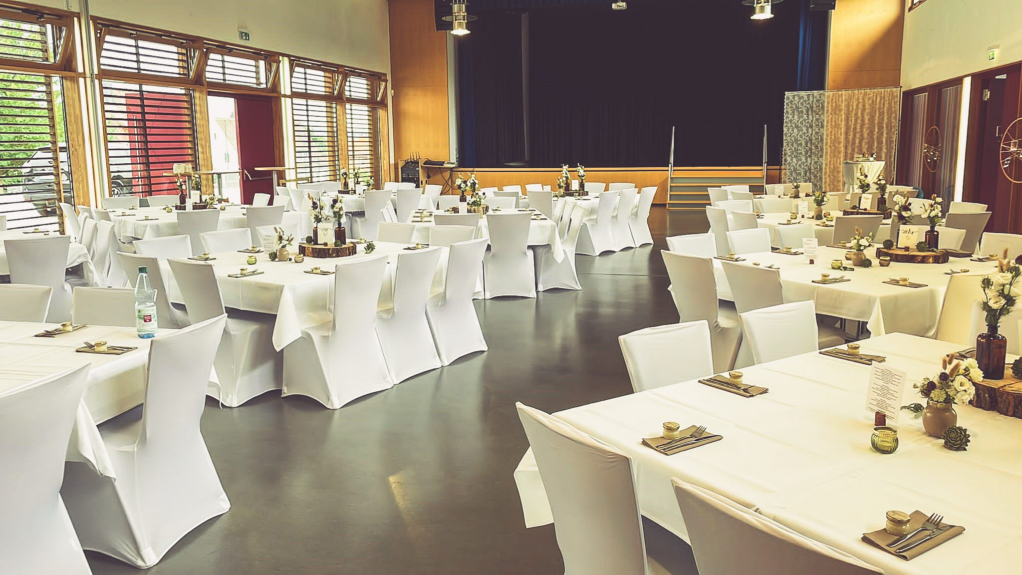 Weiße Stuhlhussen im Bürgerzentrum Dreihausen in Ebsdorfergrund bei einer Feier – elegante Dekoration für Hochzeiten und besondere Veranstaltungen