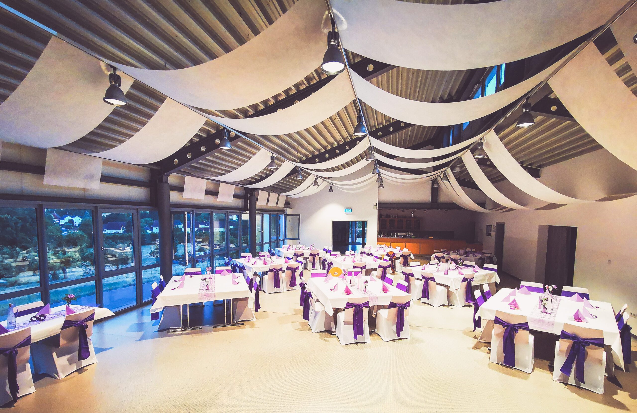 Stuhlhussen Albersbacher Bürgerhaus Reichenbach-Steegen Weiße Stuhlhussen im Albersbacher Bürgerhaus in Reichenbach-Steegen bei einer Feier – elegante Dekoration für Hochzeiten und besondere Veranstaltungen