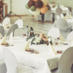 Weiße Stuhlhussen in der Alten Turnhalle in Butzbach bei einer Feier – elegante Dekoration für Hochzeiten und besondere Veranstaltungen