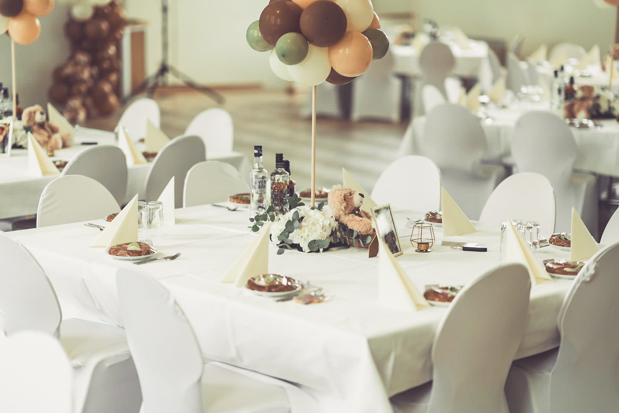 Weiße Stuhlhussen in der Alten Turnhalle in Butzbach bei einer Feier – elegante Dekoration für Hochzeiten und besondere Veranstaltungen