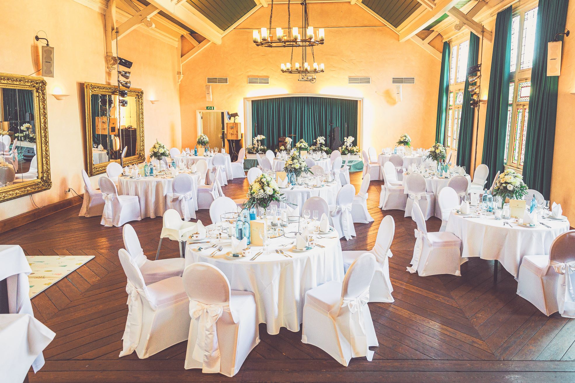 Weiße Stuhlhussen im Badischen Hof Seckenheim in Mannheim bei einer Feier – elegante Dekoration für Hochzeiten und besondere Veranstaltungen