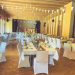 Weiße Stuhlhussen im Bürgerhaus Herborn-Burg in Herborn bei einer Feier – elegante Dekoration für Hochzeiten und besondere Veranstaltungen