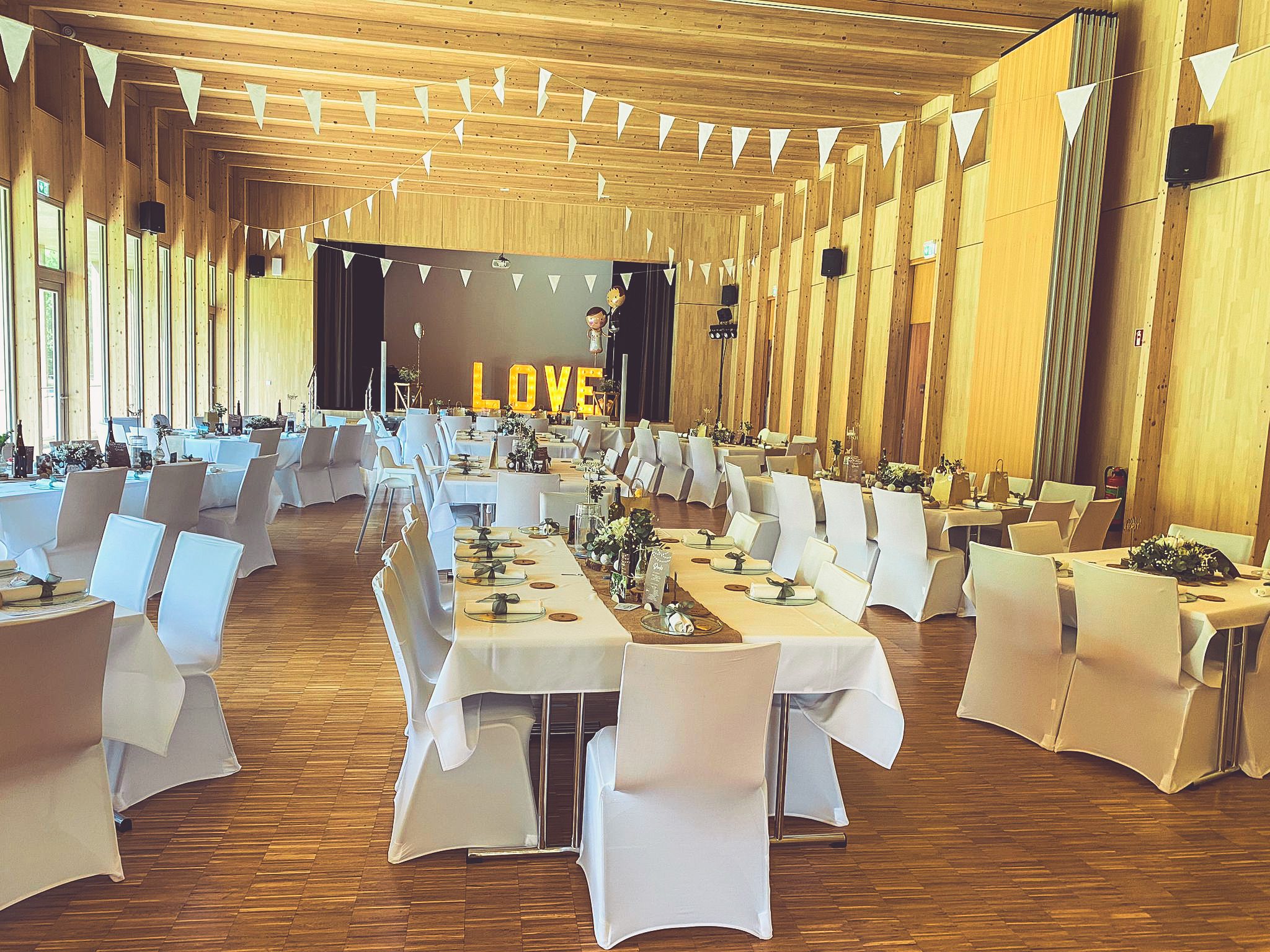 Weiße Stuhlhussen im Bürgerhaus Herborn-Burg in Herborn bei einer Feier – elegante Dekoration für Hochzeiten und besondere Veranstaltungen