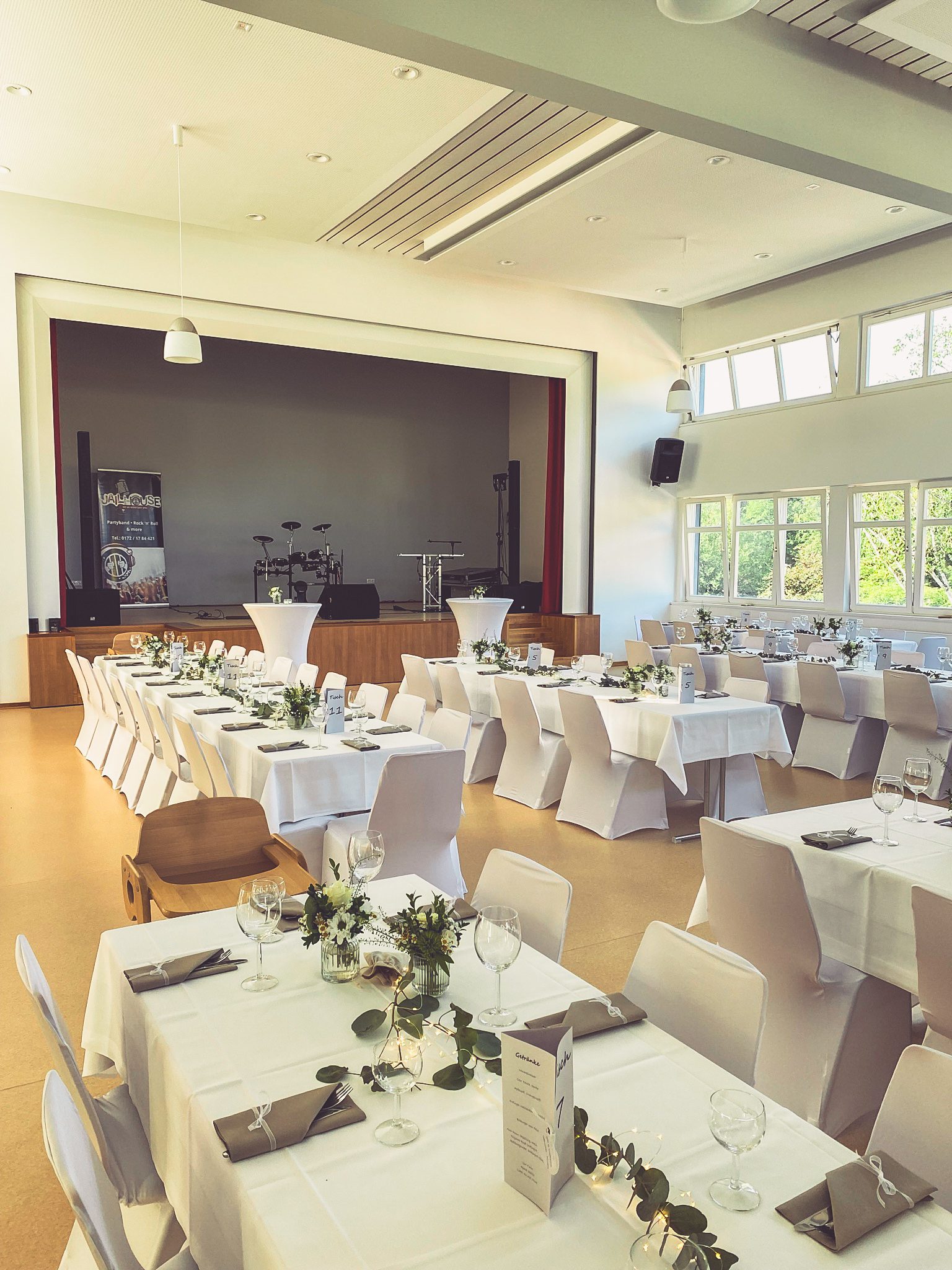 Weiße Stuhlhussen im Bürgerhaus Löhlbach in Haina bei einer Feier – elegante Dekoration für Hochzeiten und besondere Veranstaltungen