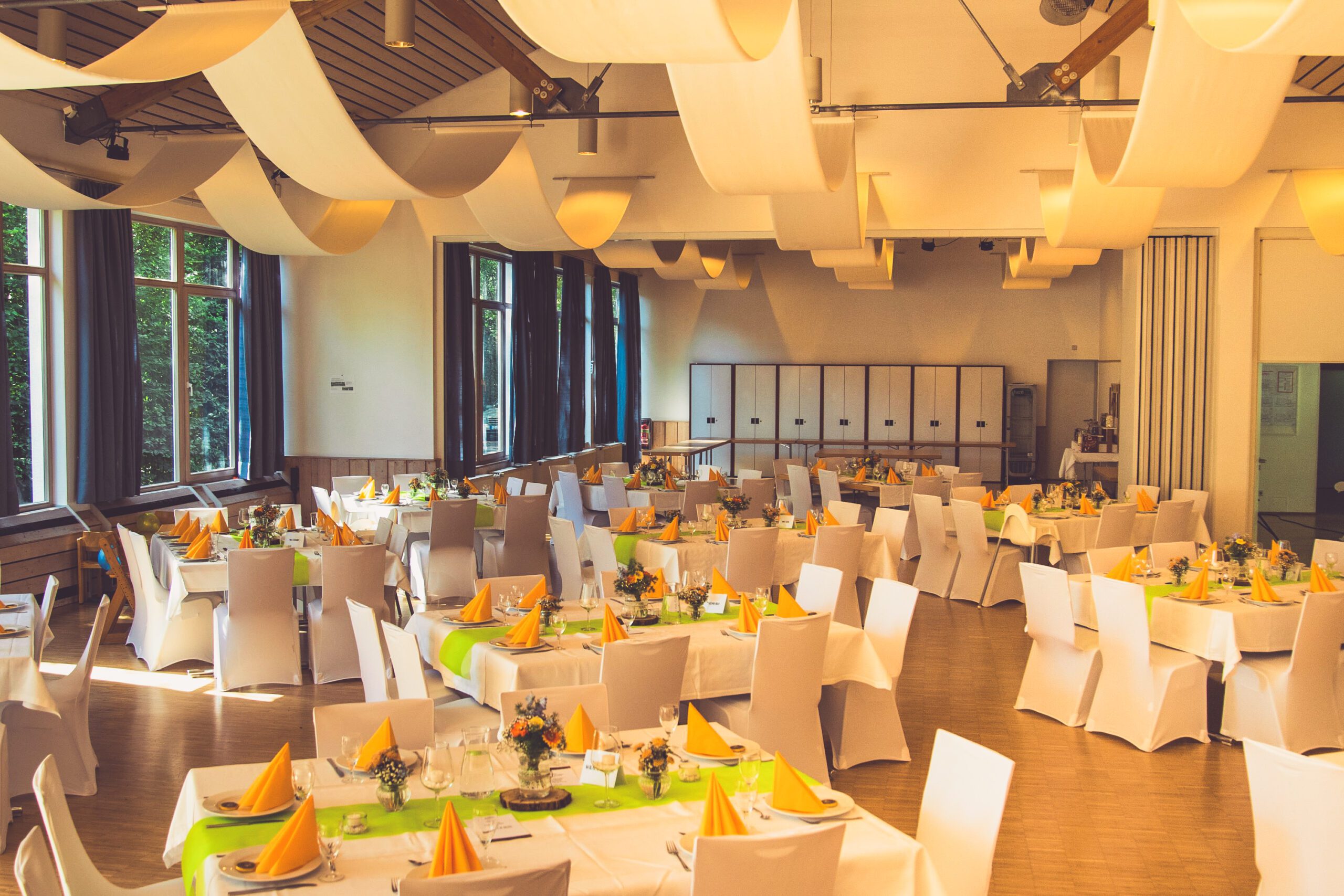 Weiße Stuhlhussen im Bürgerhaus Müsen in Hilchenbach bei einer Feier – elegante Dekoration für Hochzeiten und besondere Veranstaltungen