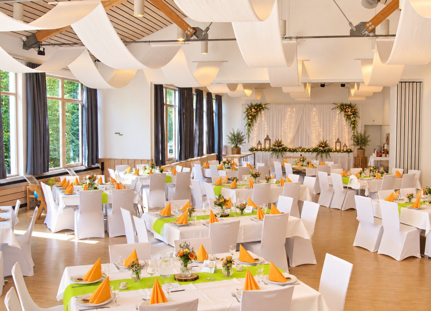 Weiße Stuhlhussen im Bürgerhaus Müsen in Hilchenbach bei einer Feier – elegante Dekoration für Hochzeiten und besondere Veranstaltungen