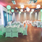 Weiße Stuhlhussen im Bürgerhaus in Winden bei einer Feier – elegante Dekoration für Hochzeiten und besondere Veranstaltungen