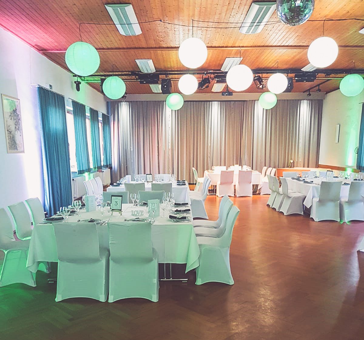 Weiße Stuhlhussen im Bürgerhaus in Winden bei einer Feier – elegante Dekoration für Hochzeiten und besondere Veranstaltungen