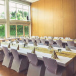 Weiße Stuhlhussen im Bürgerhaus Dornholzhausen in Langgöns bei einer Feier – elegante Dekoration für Hochzeiten und besondere Veranstaltungen