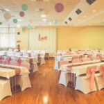 Weiße Stuhlhussen im Bürgerhaus Lang-Göns bei einer Feier – elegante Dekoration für Hochzeiten und besondere Veranstaltungen