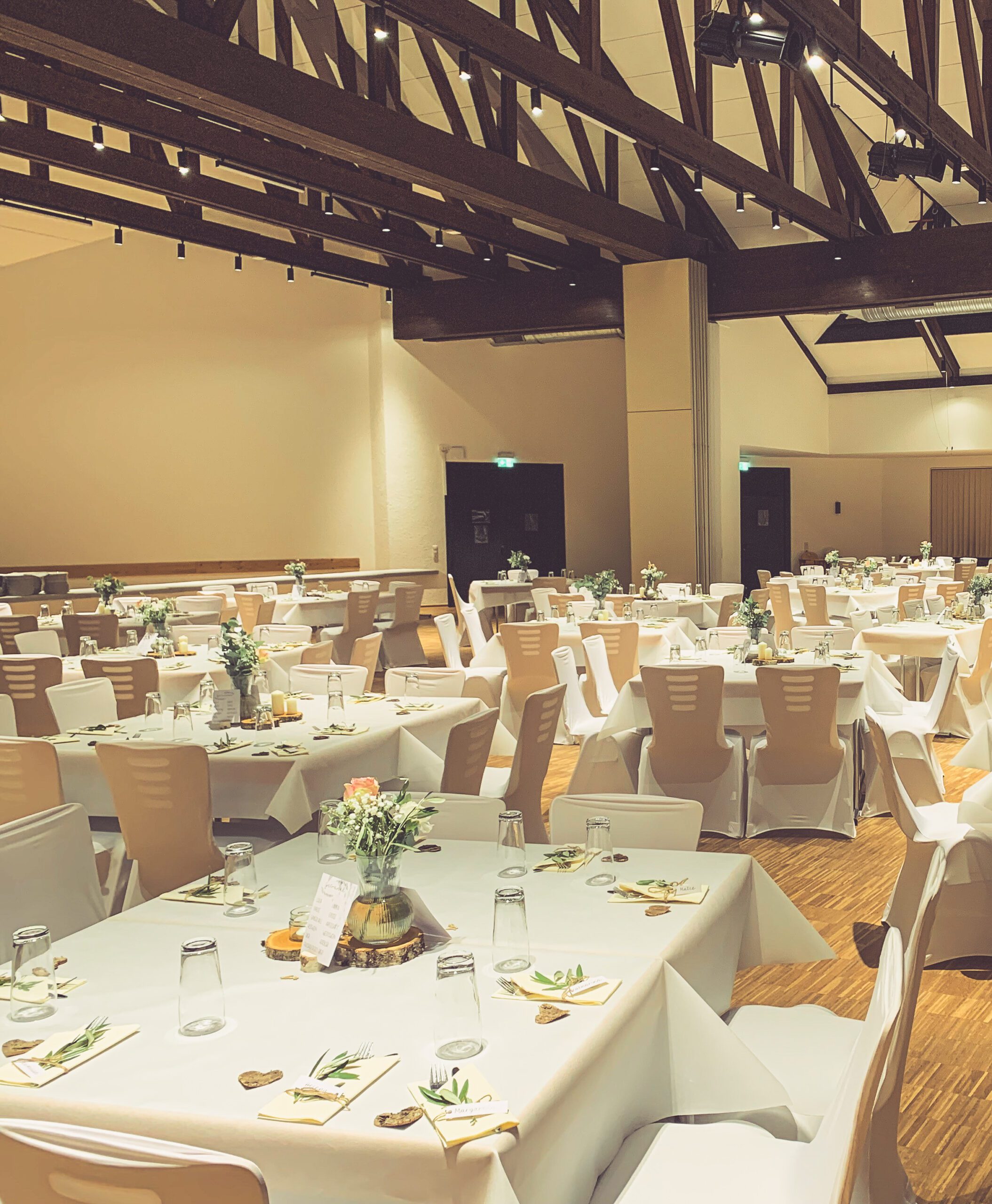 Stuhlhussen Bürgerhaus Rechtenbach Hüttenberg Weiße Stuhlhussen im Bürgerhaus Rechtenbach in Hüttenberg bei einer Feier – elegante Dekoration für Hochzeiten und besondere Veranstaltungen