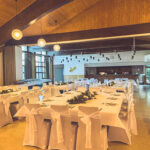 Weiße Stuhlhussen im Bürgerhaus Schloss in Mengerskirchen bei einer Feier – elegante Dekoration für Hochzeiten und besondere Veranstaltungen