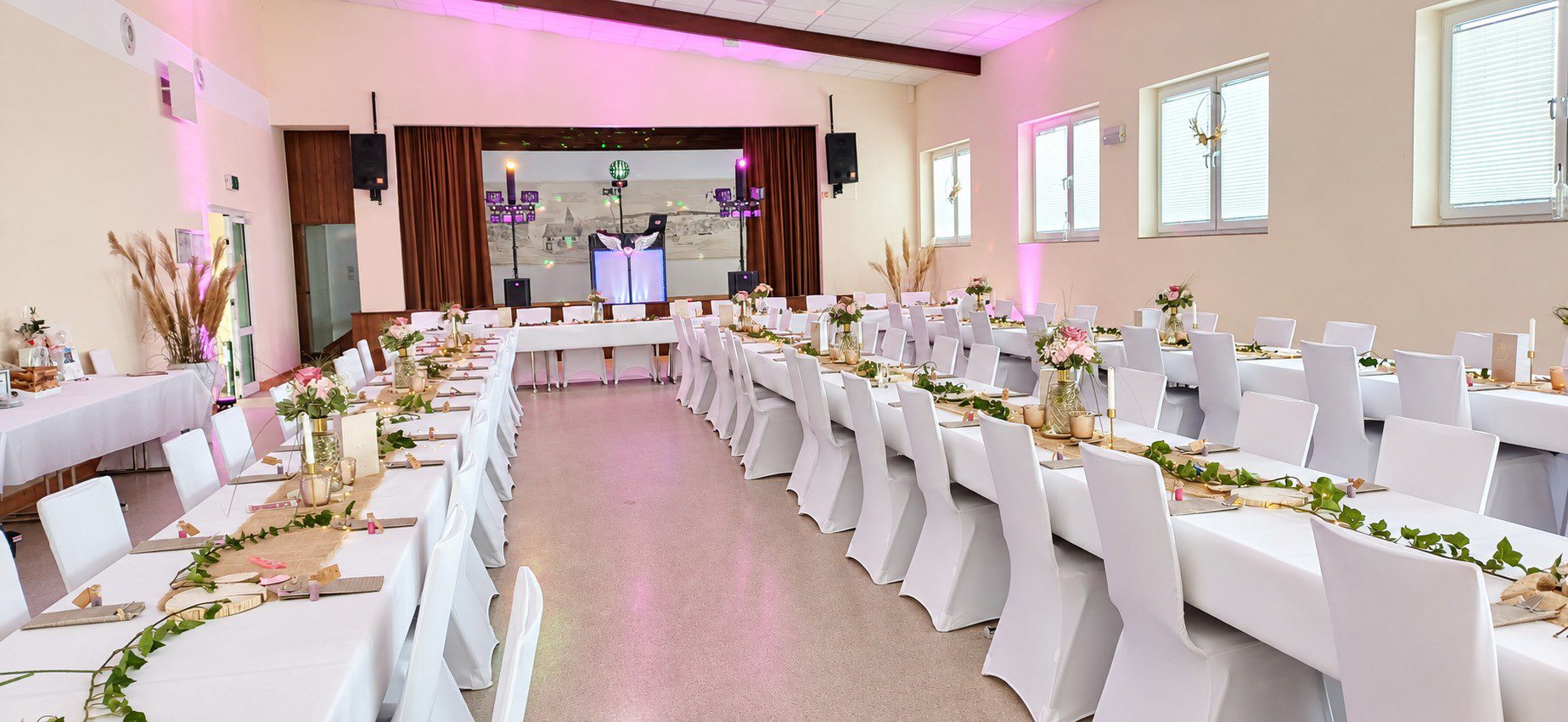 Stuhlhussen Bürgersaal Laufdorf Schöffengrund Weiße Stuhlhussen im Bürgersaal Laufdorf in Schöffengrund bei einer Feier – elegante Dekoration für Hochzeiten und besondere Veranstaltungen