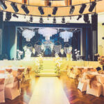 Weiße Stuhlhussen im Dietzenbacher Capitol bei einer Feier – elegante Dekoration für Hochzeiten und besondere Veranstaltungen