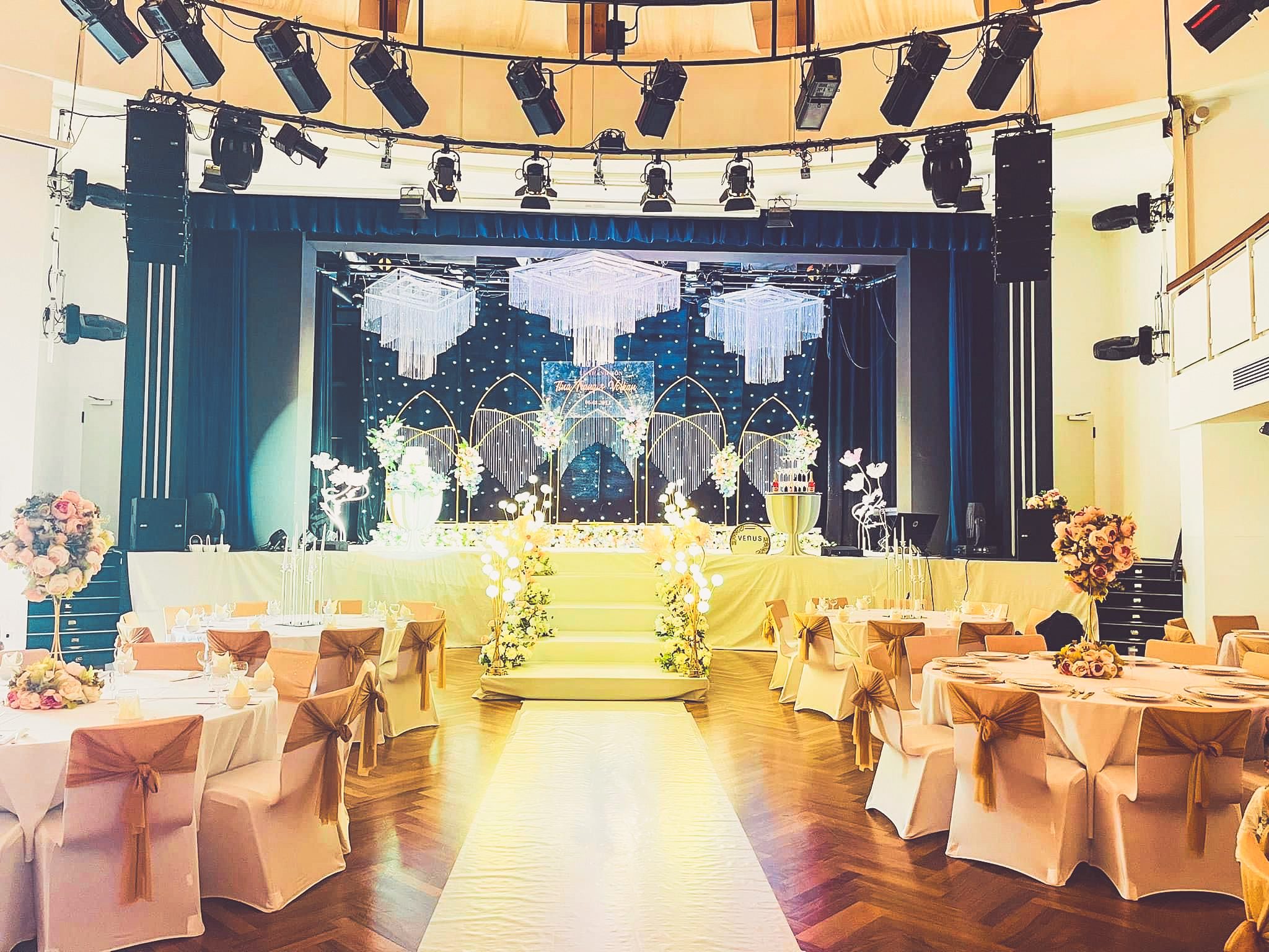 Weiße Stuhlhussen im Dietzenbacher Capitol bei einer Feier – elegante Dekoration für Hochzeiten und besondere Veranstaltungen