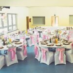 Weiße Stuhlhussen im Dorfgemeinschaftshaus Untersotzbach in Birstein bei einer Feier – elegante Dekoration für Hochzeiten und besondere Veranstaltungen