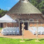 Weiße Stuhlhussen in der Dorfkate Ovelgönne in Buxtehude bei einer Feier – elegante Dekoration für Hochzeiten und besondere Veranstaltungen
