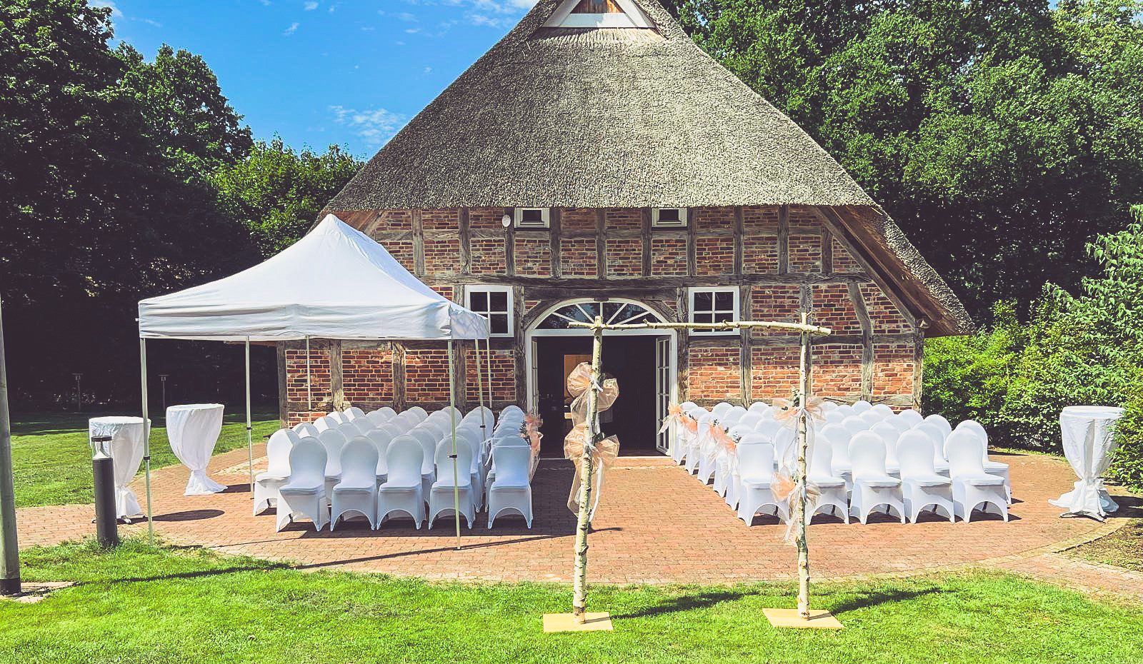 Weiße Stuhlhussen in der Dorfkate Ovelgönne in Buxtehude bei einer Feier – elegante Dekoration für Hochzeiten und besondere Veranstaltungen