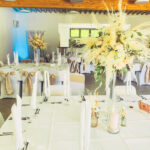 Weiße Stuhlhussen im Dorfzentrum Fauerbach vor der Höhe in Butzbach bei einer Feier – elegante Dekoration für Hochzeiten und besondere Veranstaltungen