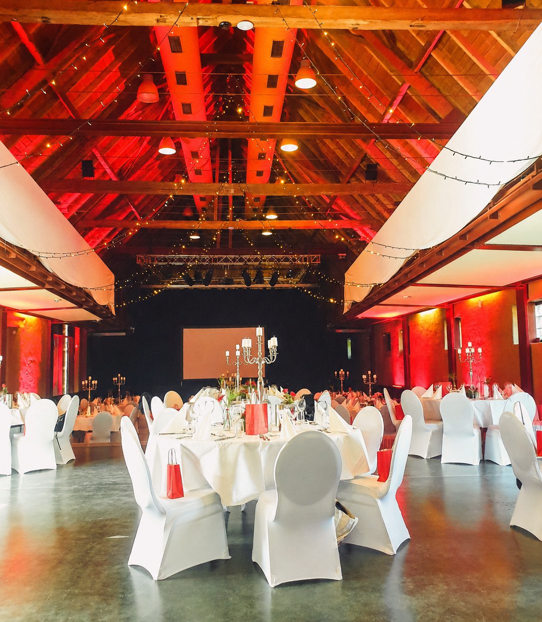 Weiße Stuhlhussen im Eltzhof in Köln bei einer Feier – elegante Dekoration für Hochzeiten und besondere Veranstaltungen
