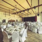 Weiße Stuhlhussen im Farmhaus in Ravensburg bei einer Feier – elegante Dekoration für Hochzeiten und besondere Veranstaltungen