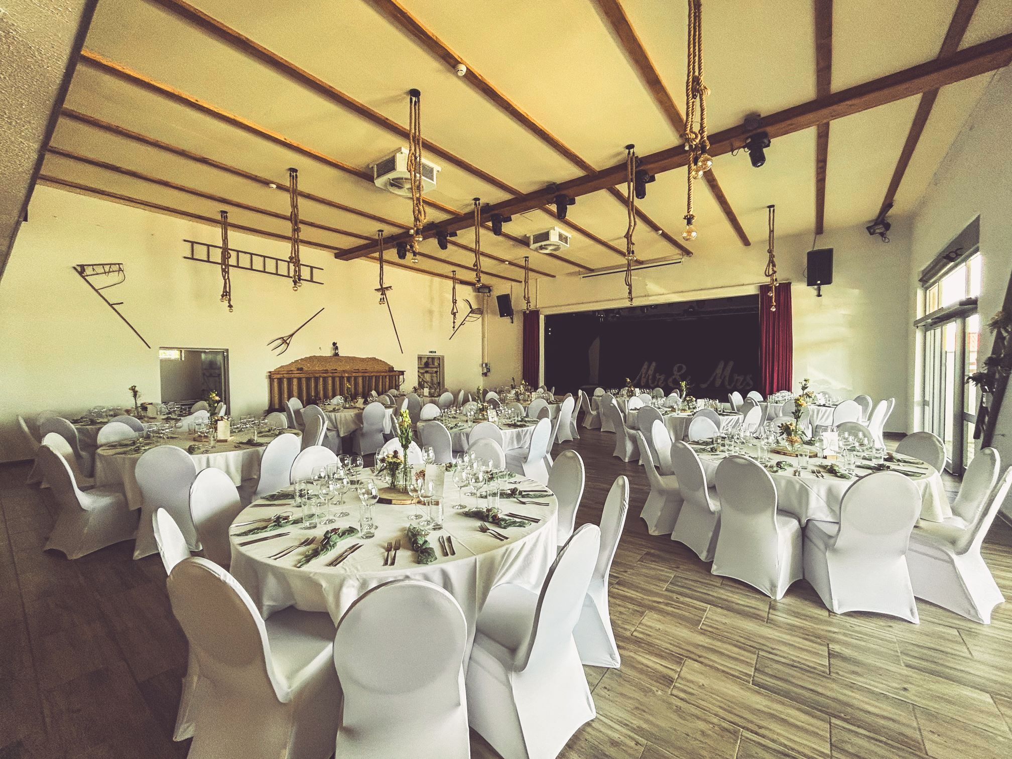 Weiße Stuhlhussen im Farmhaus in Ravensburg bei einer Feier – elegante Dekoration für Hochzeiten und besondere Veranstaltungen