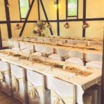 Weiße Stuhlhussen in der Festhalle Malapertus in Wetzlar bei einer Feier – elegante Dekoration für Hochzeiten und besondere Veranstaltungen