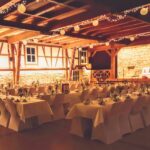 Weiße Stuhlhussen in der Frankschen Scheune in Ilshofen bei einer Feier – elegante Dekoration für Hochzeiten und besondere Veranstaltungen