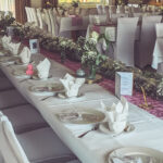 Weiße Stuhlhussen im Gasthof Kellner in Kelheim bei einer Feier – elegante Dekoration für Hochzeiten und besondere Veranstaltungen