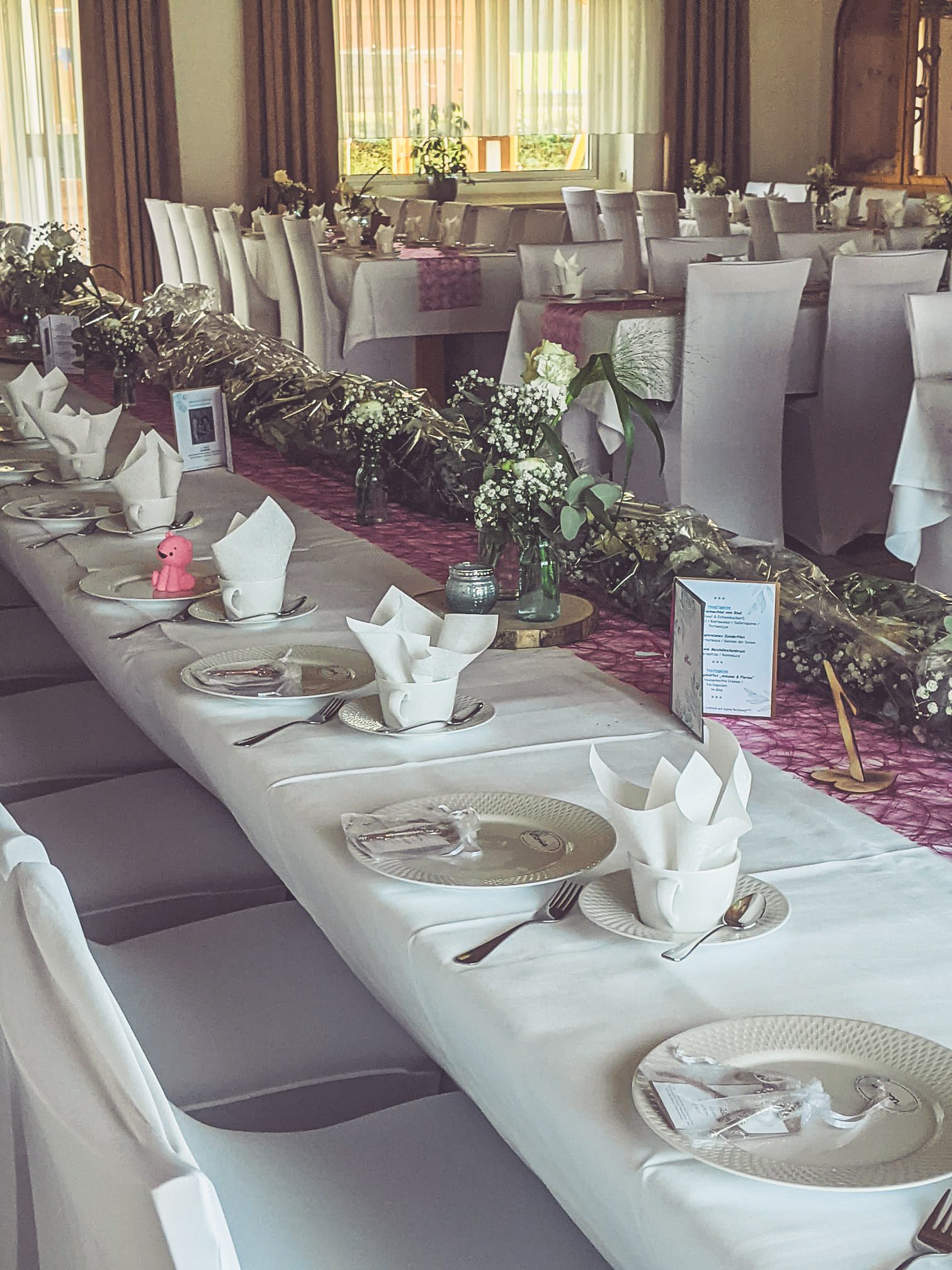 Weiße Stuhlhussen im Gasthof Kellner in Kelheim bei einer Feier – elegante Dekoration für Hochzeiten und besondere Veranstaltungen