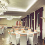 Weiße Stuhlhussen in der Gaststätte Kolpinghaus in Olpe bei einer Feier – elegante Dekoration für Hochzeiten und besondere Veranstaltungen