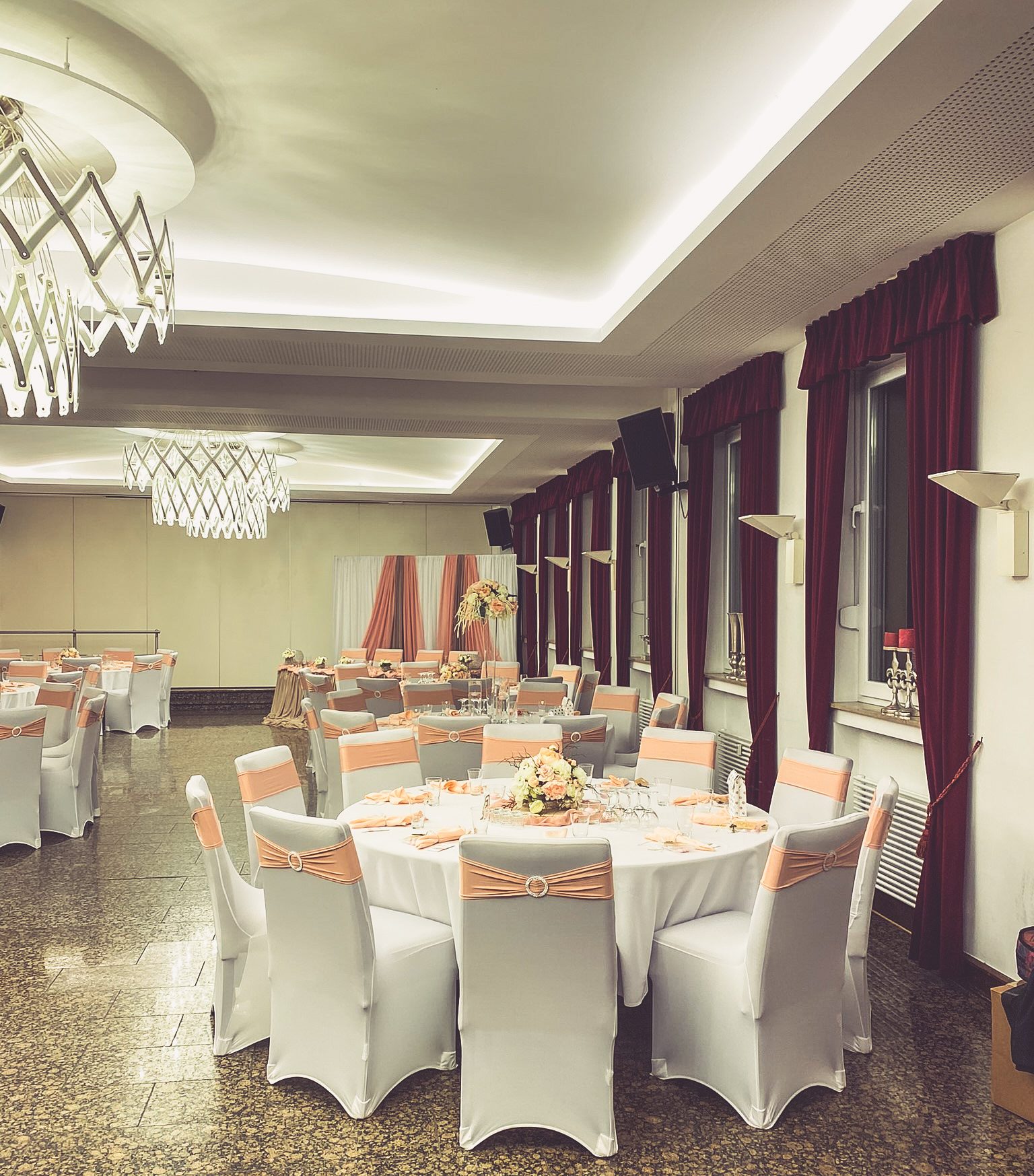 Weiße Stuhlhussen in der Gaststätte Kolpinghaus in Olpe bei einer Feier – elegante Dekoration für Hochzeiten und besondere Veranstaltungen