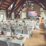 Weiße Stuhlhussen im Gemeindezentrum in Heinsdorfergrund bei einer Feier – elegante Dekoration für Hochzeiten und besondere Veranstaltungen