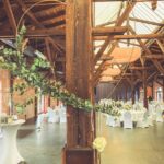 Weiße Stuhlhussen im Güterbahnhof in Bad Homburg bei einer Feier – elegante Dekoration für Hochzeiten und besondere Veranstaltungen