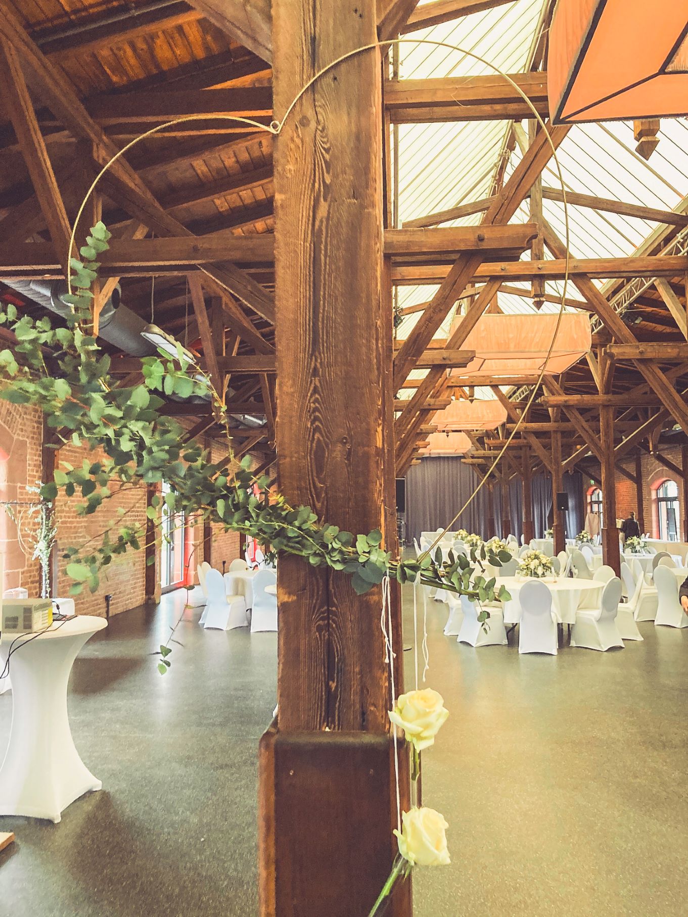 Stuhlhussen Güterbahnhof Bad Homburg Weiße Stuhlhussen im Güterbahnhof in Bad Homburg bei einer Feier – elegante Dekoration für Hochzeiten und besondere Veranstaltungen