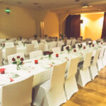 Weiße Stuhlhussen in der Hingilskoots Scheune in Marburg bei einer Feier – elegante Dekoration für Hochzeiten und besondere Veranstaltungen