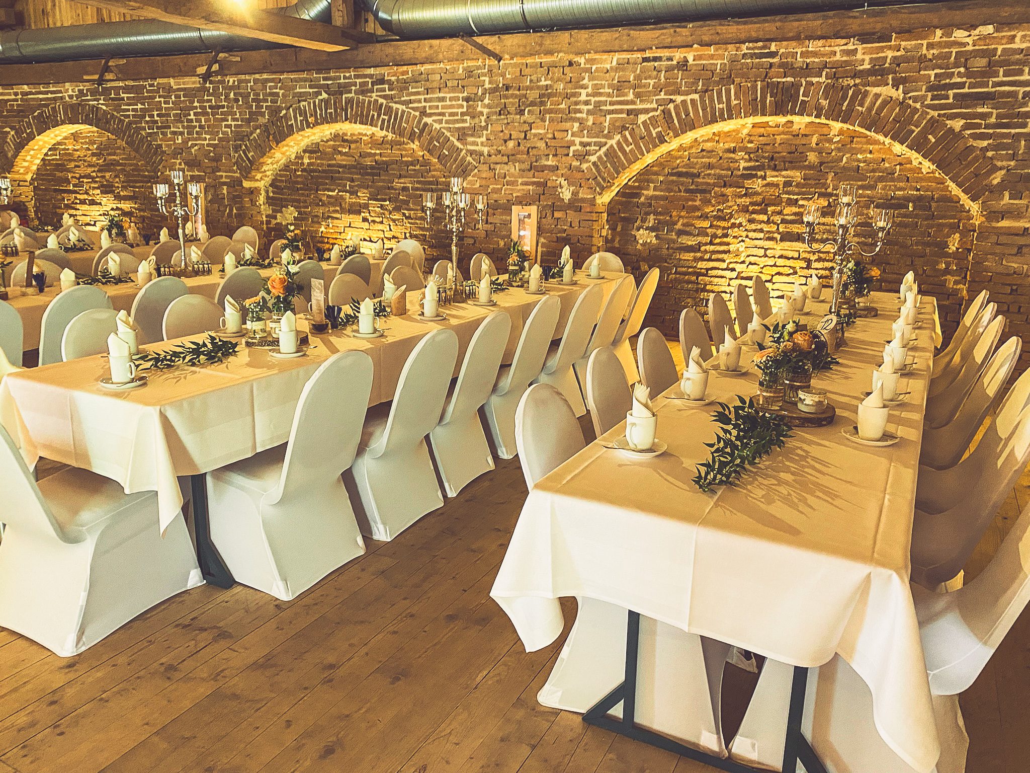 Stuhlhussen Hotel-Gasthof Zum Bach Neukirchen beim Heiligen Blut Weiße Stuhlhussen im Hotel-Gasthof Zum Bach in Neukirchen beim Heiligen Blut bei einer Feier – elegante Dekoration für Hochzeiten und besondere Veranstaltungen