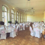 Weiße Stuhlhussen im Hotel Kloster Haydau in Morschen bei einer Feier – elegante Dekoration für Hochzeiten und besondere Veranstaltungen