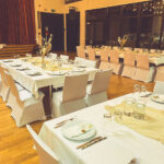 Weiße Stuhlhussen in den Hüttenberger Bürgerstuben in Hüttenberg bei einer Feier – elegante Dekoration für Hochzeiten und besondere Veranstaltungen