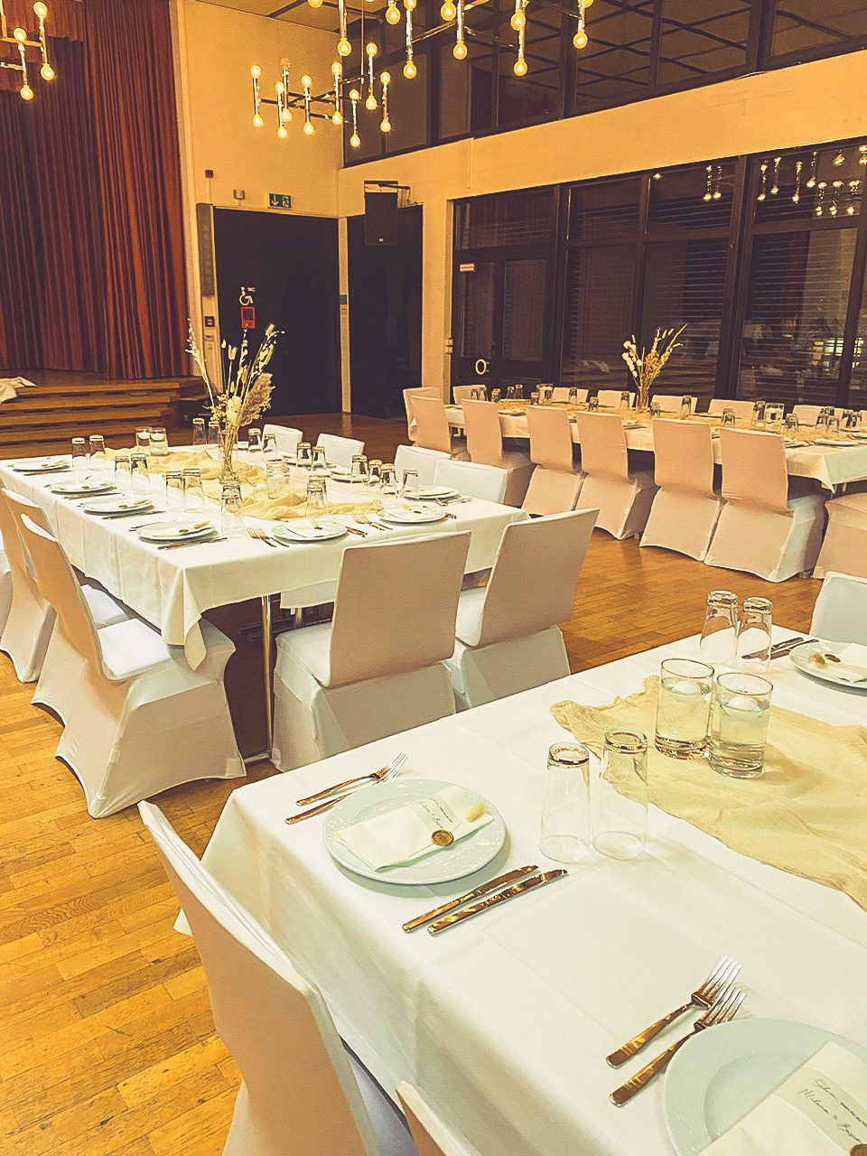 Stuhlhussen Hüttenberger Bürgerstuben Hüttenberg Weiße Stuhlhussen in den Hüttenberger Bürgerstuben in Hüttenberg bei einer Feier – elegante Dekoration für Hochzeiten und besondere Veranstaltungen