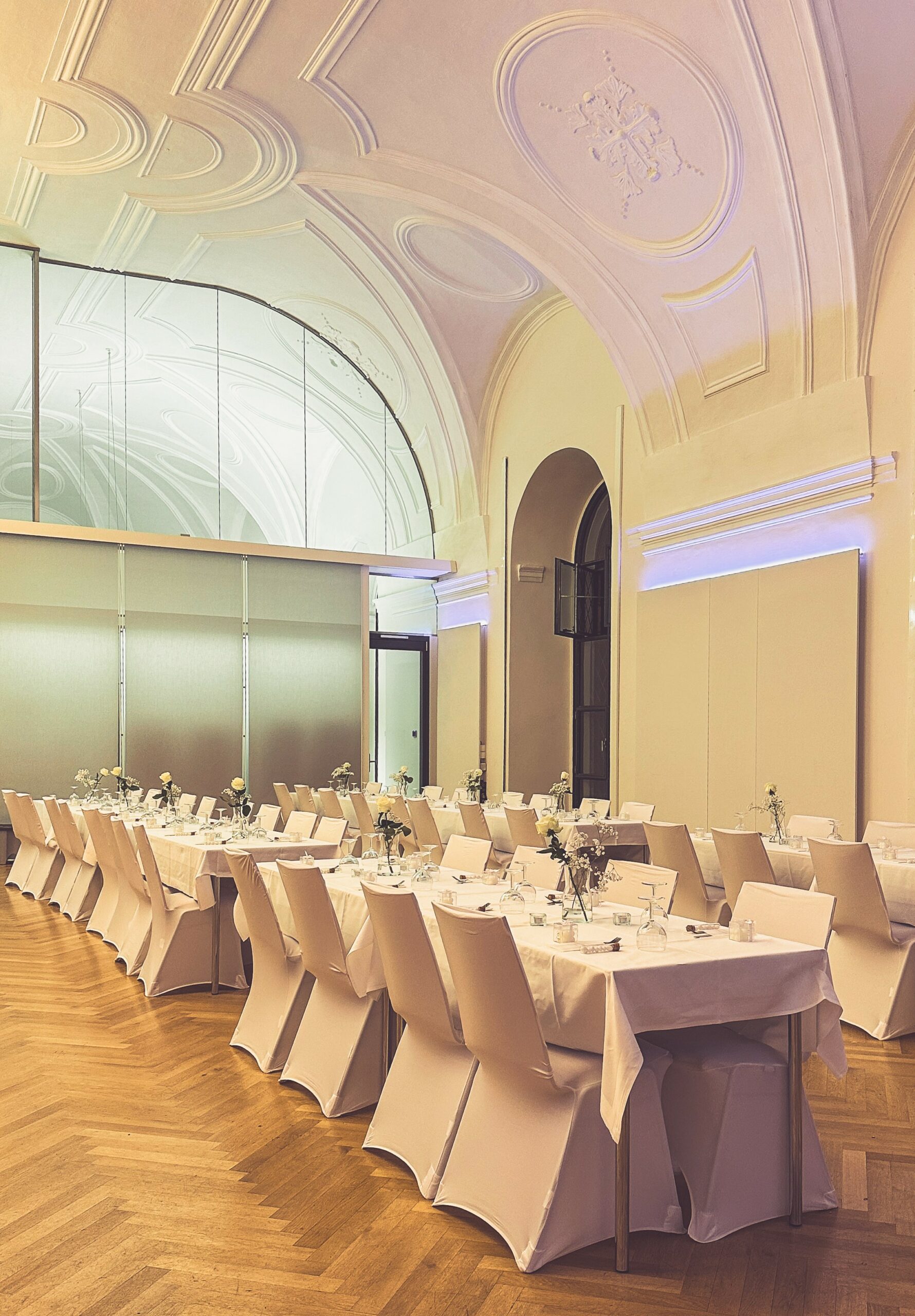 Weiße Stuhlhussen im Katharinensaal Erlangen in Nürnberg bei einer Feier – elegante Dekoration für Hochzeiten und besondere Veranstaltungen