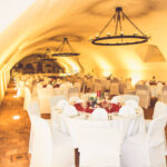 Weiße Stuhlhussen im Kloster Seligenstadt bei einer Feier – elegante Dekoration für Hochzeiten und besondere Veranstaltungen