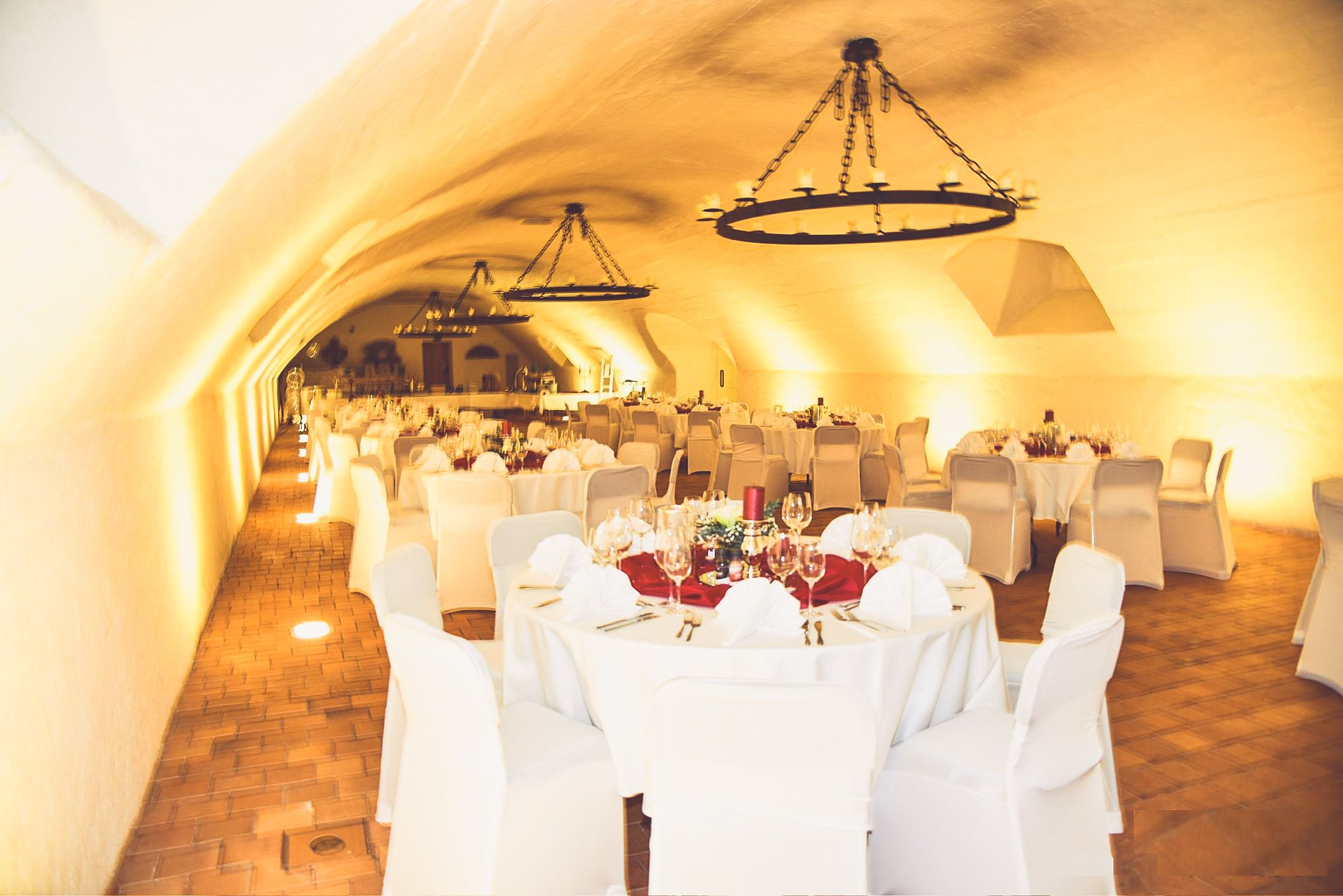 Weiße Stuhlhussen im Kloster Seligenstadt bei einer Feier – elegante Dekoration für Hochzeiten und besondere Veranstaltungen